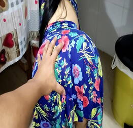 Fodendo minha linda enteada na cozinha quando a mãe dela não está em casa eu não vou nem deixá-la comer
