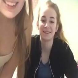 Mostrando o peitinho durinho junto com sua melhor amiga na webcam