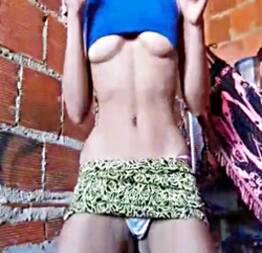 Novinha de 15 anos gostosa vazou na net de vestidinho curto mostrando sua xerequinha