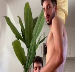 Sentando na pica do irmão gêmeo