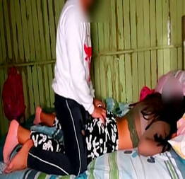 Mi hermana se exita cuando le hago masajes y terminamos cogiendo vídeo casero colegiala