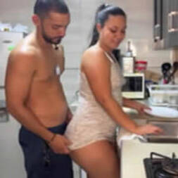 Chega abaixando a calcinha da patroa e crava por trás