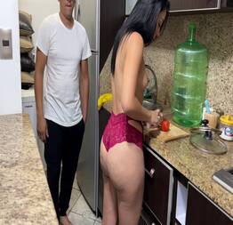Flagrou a cunhada na cozinha só de calcinha e comeu ela