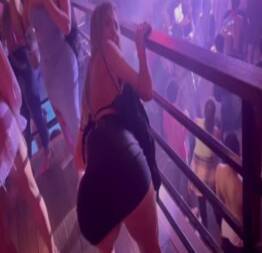 Loira rabuda fica exitada na balada e acaba transando gostoso no banheiro